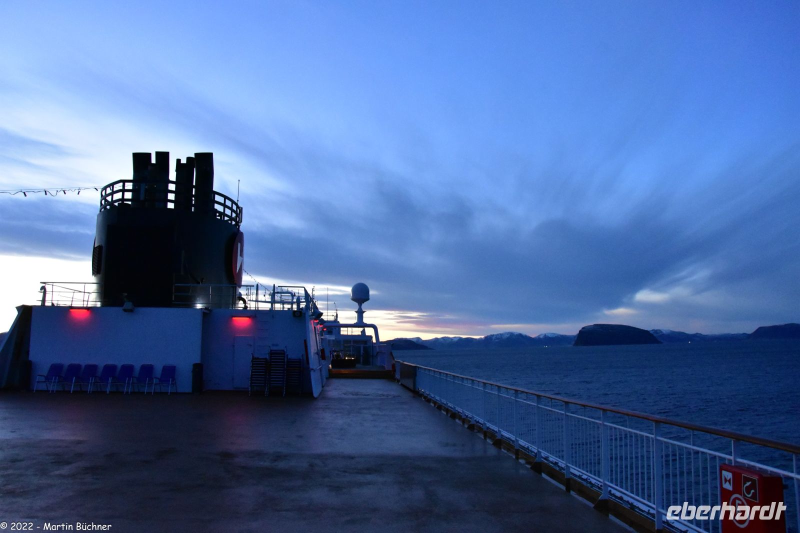 Hammerfest - Blick auf den gewaltigen Fels-Monolith Håja im Sørøysund