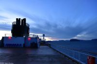 Hammerfest - Blick auf den gewaltigen Fels-Monolith Håja im Sørøysund