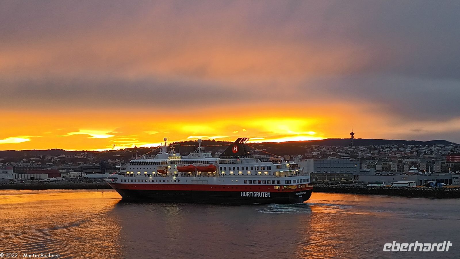 Morgenstimmung in Trondheim - Nordwärtsgehende Hurtigrute M/S Richard With