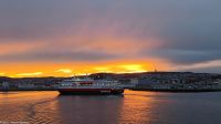Morgenstimmung in Trondheim - Nordwärtsgehende Hurtigrute M/S Richard With