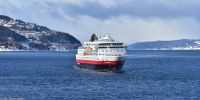 Hurtigruten Expedition - M/S Otto Sverdrup (ehemals M/S Finnmarken) trifft auf das traditionelle Postschiff M/S Nordlys