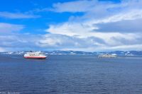 Hurtigruten Expedition - M/S Otto Sverdrup (ehemals M/S Finnmarken) trifft auf das traditionelle Postschiff M/S Nordlys