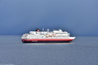 Hurtigruten Expedition - M/S Otto Sverdrup (ehemals M/S Finnmarken) trifft auf das traditionelle Postschiff M/S Nordlys