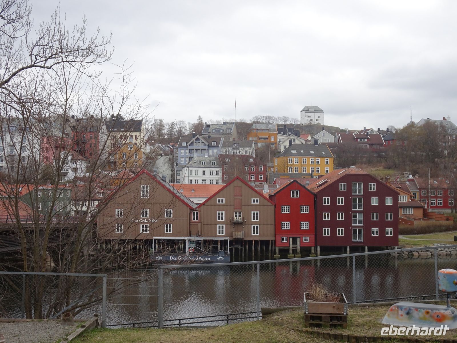 Hurtigruten - Trondheim - Speicherhäuser auf Stelzen 
