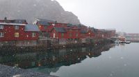 Lofoten, Stamsund, Rorbeur Siedlung im Schneesturm