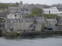 Blick auf Lerwick beim Anlegemanöver