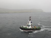 ein Lotsenboot begleitet die MS Spitsbergen