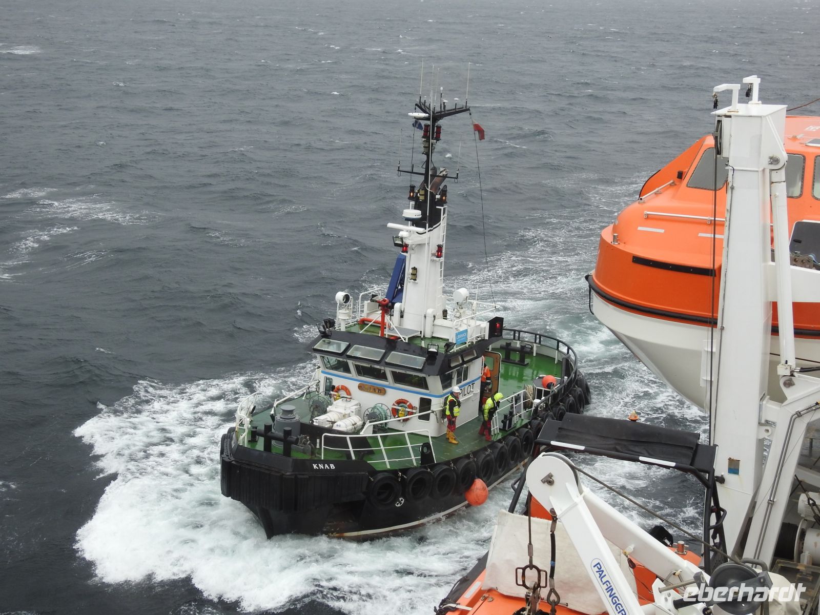 ein Lotse geht an Bord der MS Spitsbergen
