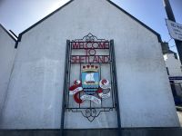 Willkommensgruß in Lerwick mit dem Wappen von Lerwick und dem Logo der Stadt