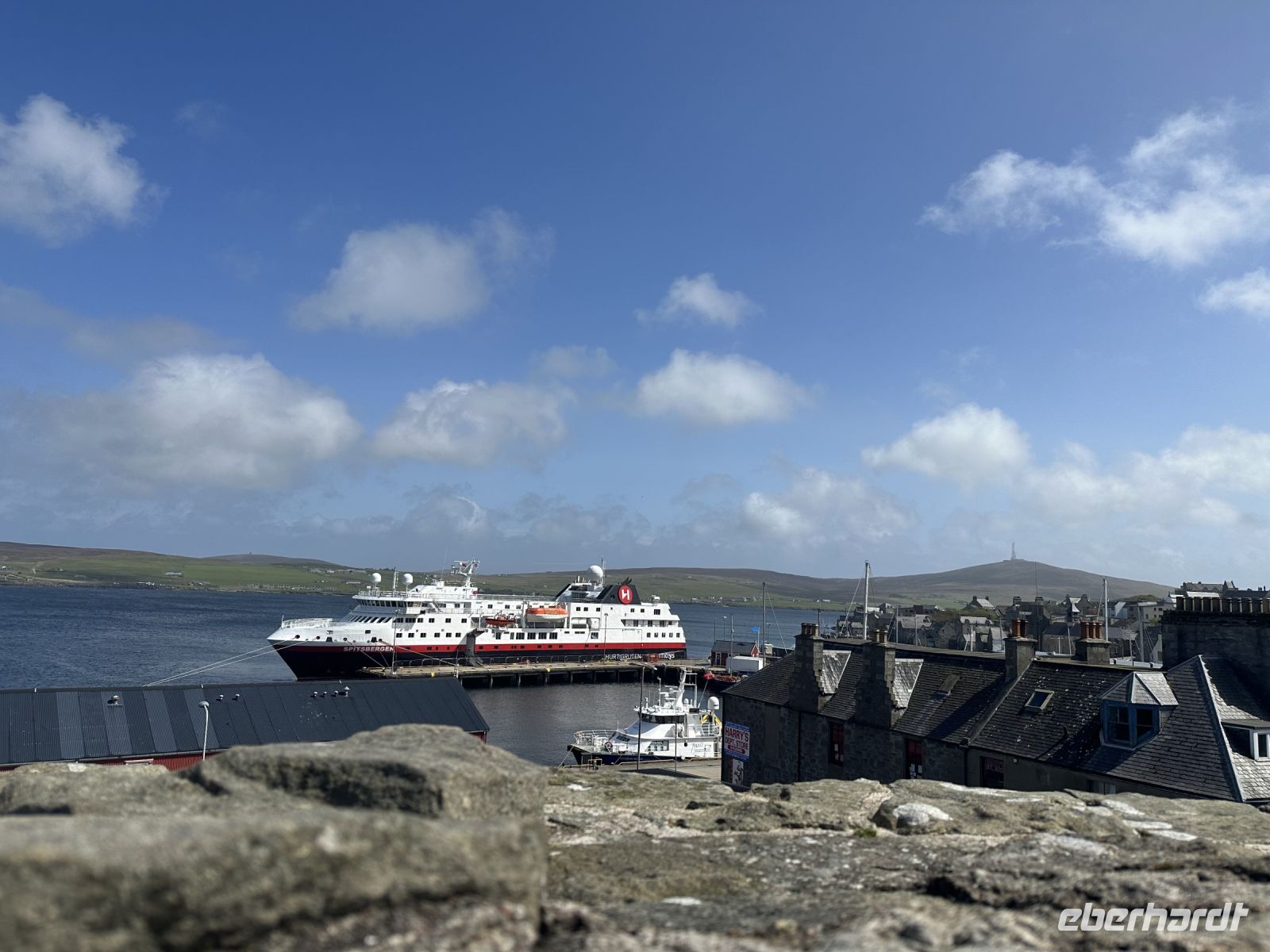 die MS Spitsbergen liegt malerisch im Hafen von Lerwick - Blick vom Fort Charlotte