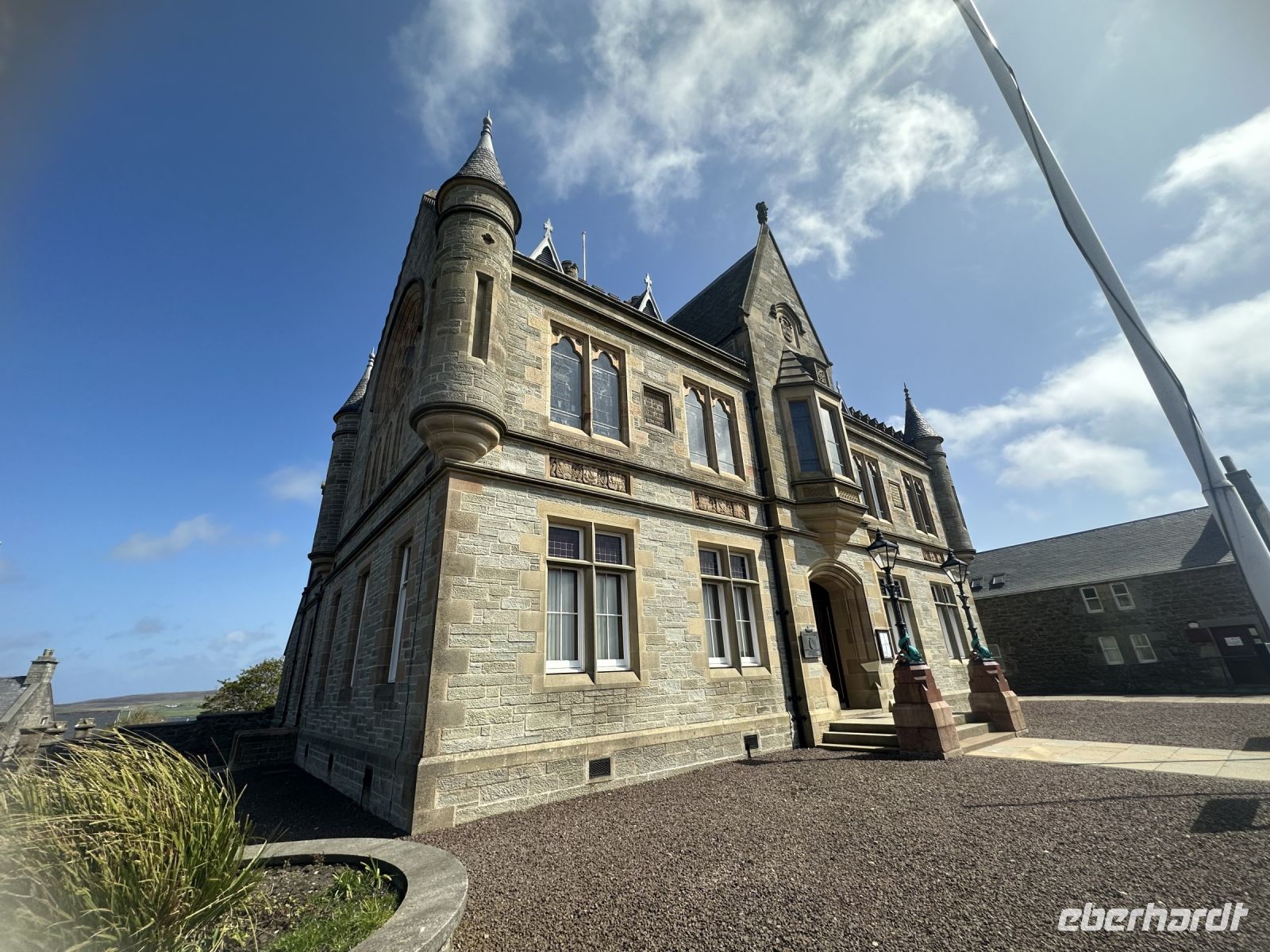  Blick auf das Rathaus von Lerwick im Scottish Baronial Stil