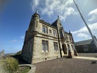  Blick auf das Rathaus von Lerwick im Scottish Baronial Stil