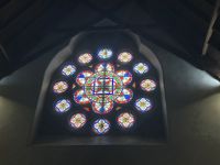 Blick auf eine beeindruckende Fensterrose in der St. Magnus Kirche in Lerwick