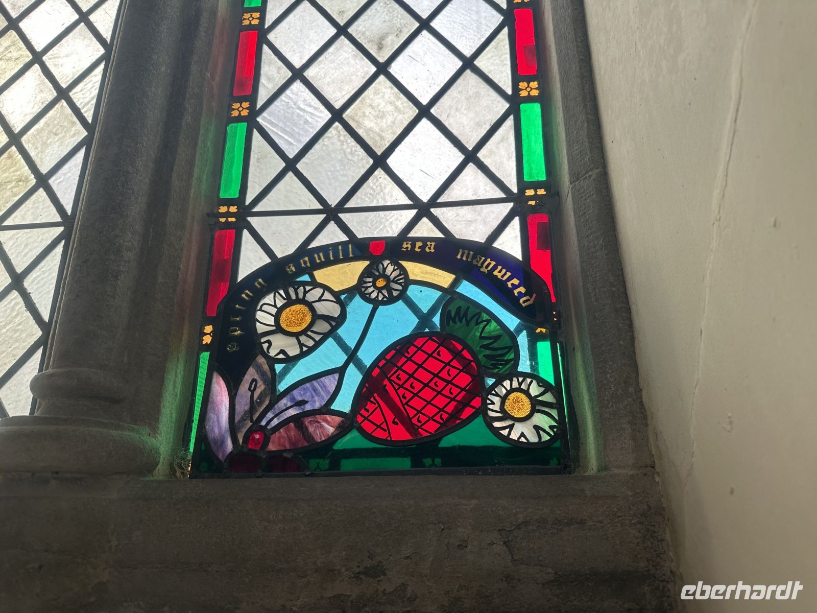 in der St. Magnuskirche gibt es eine Besonderheit zu sehen - eine Erdbeere im Kirchenfenster