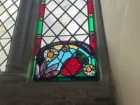 in der St. Magnuskirche gibt es eine Besonderheit zu sehen - eine Erdbeere im Kirchenfenster