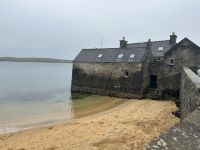 einsamer Strand in Lerwick und Blick auf ein typisches Lodberrie