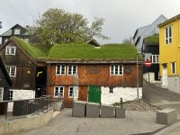 ein typisches Haus mit Grasdach auf den Färöer Inseln in Tórshavn