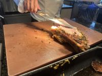 am Abendessenbuffet serviert der erfahrene Koch Lammkeule