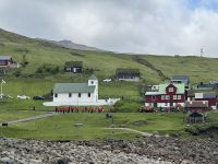 die roten Expeditionsjacken der Kreuzfahrer sind in Elduvik auch von Ferne zu sehen