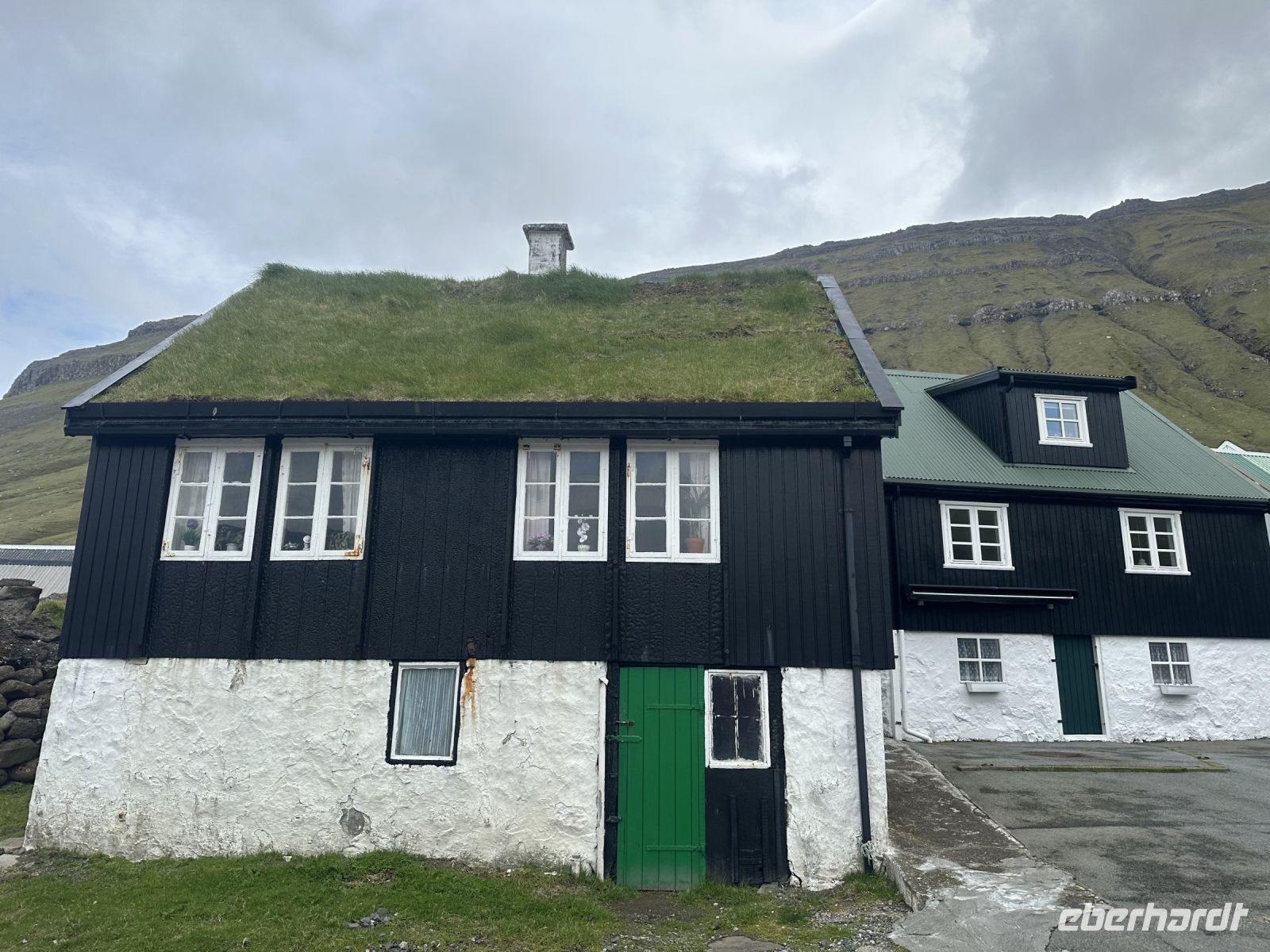 typisches grasbedecktes Haus in Elduvik