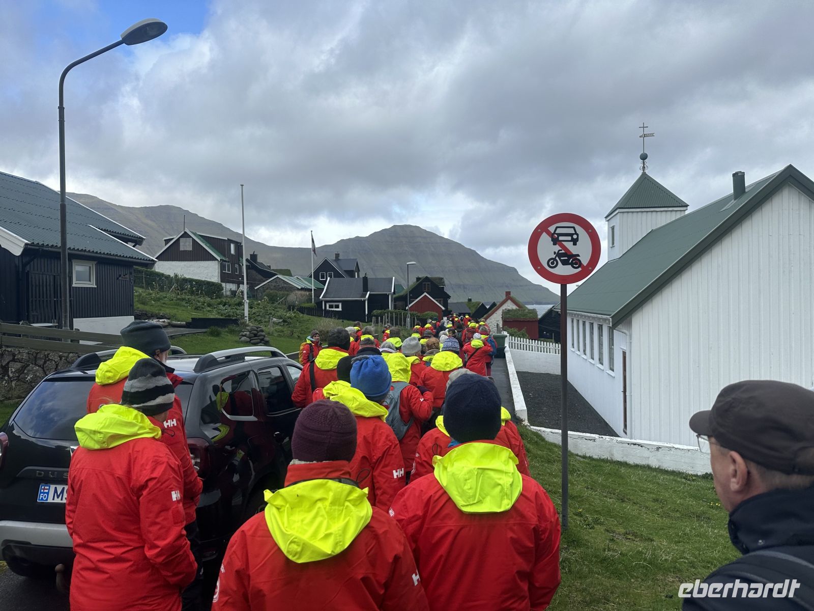 gemeinsamer Spaziergang in Elduvik