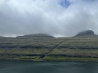 steile Klippen am Ufer der Färöer Inseln