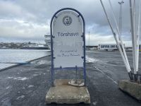 das Ortsschild Tórshavn heißt ankommende Gäste willkommen