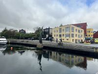 am Hafen steht ein Denkmal für einen einheimischen Poeten in Tórshavn
