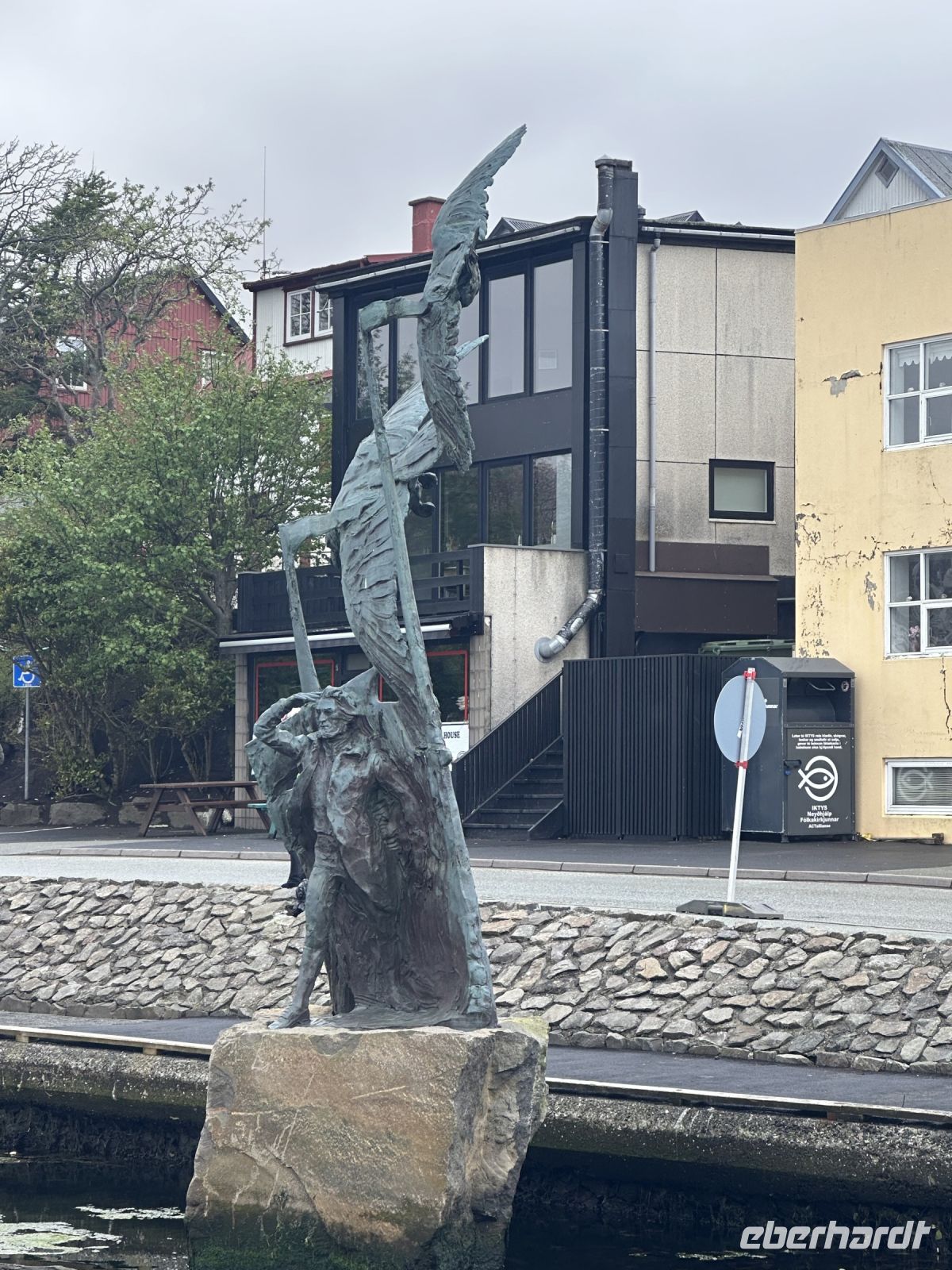 ein Denkmal für den regionalen Dichter steht am Hafen von Tórshavn
