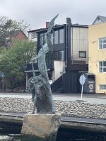 ein Denkmal für den regionalen Dichter steht am Hafen von Tórshavn