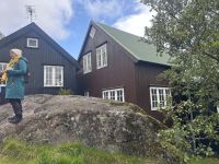 die örtliche Stadtführerin erzählt über die Geschichte von Tórshavn