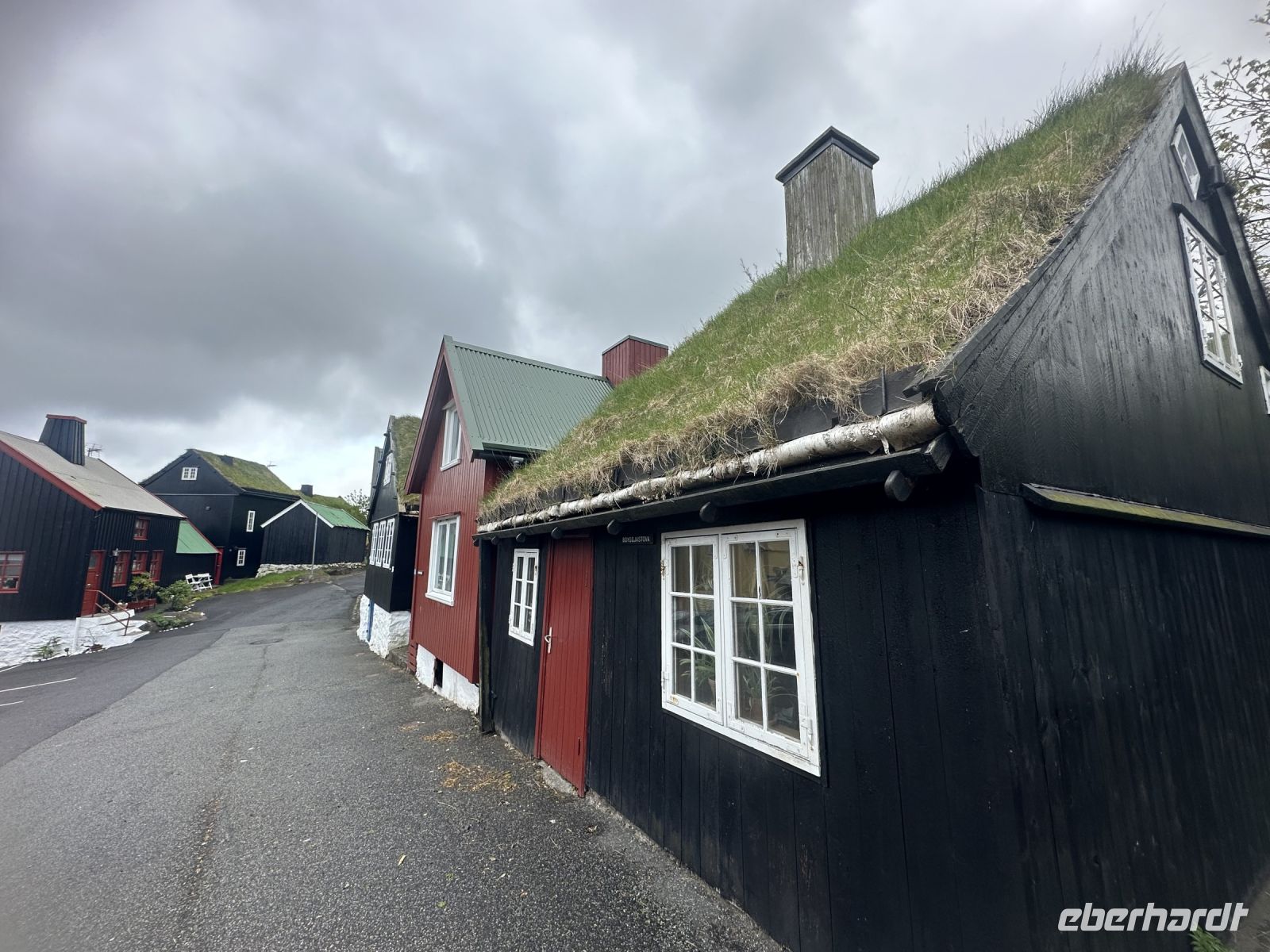 viele Häuser in Tórshavn haben Grasdächer