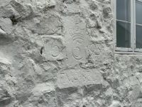 eine Inschrift an einem Haus in Tórshavn erinnert an dunkle Zeiten der Unterdrückung