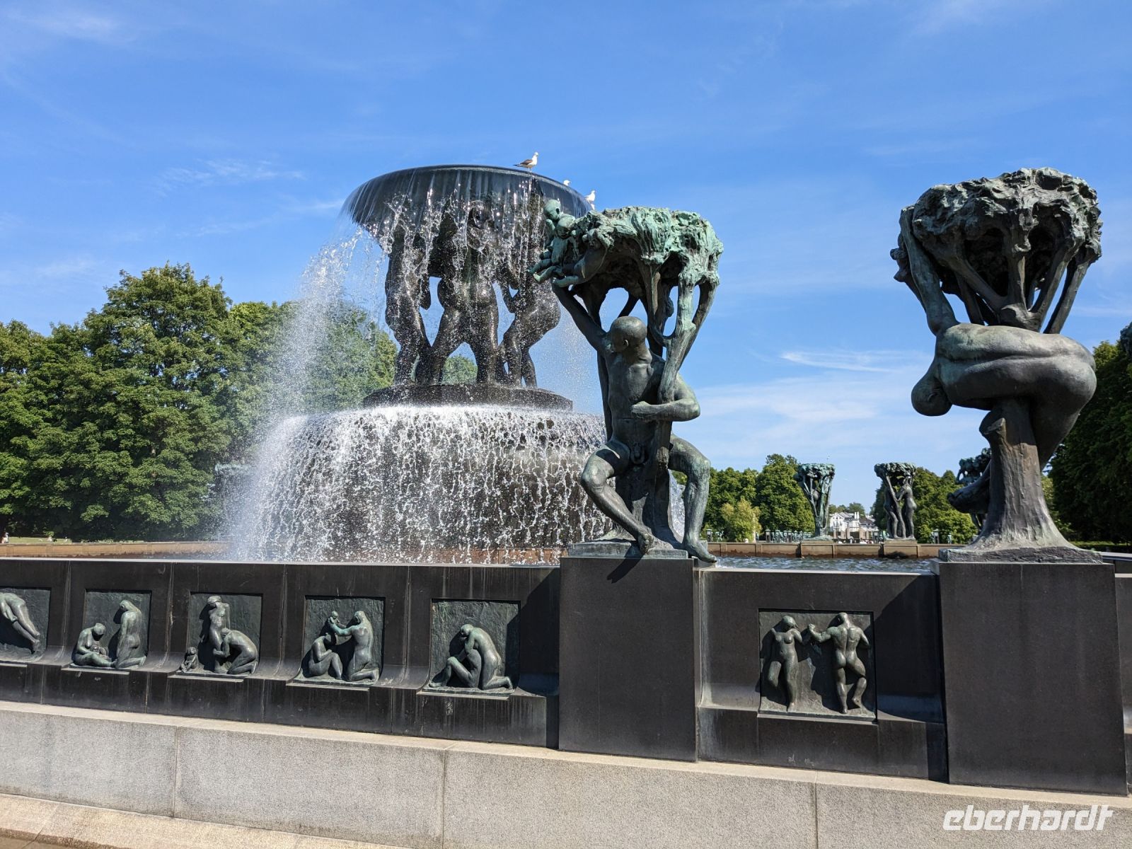 Vigeland-Park in Oslo - Szene am Lebensbrunnen