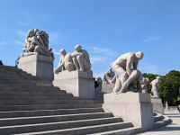 Vigeland-Park in Oslo - Lebensphasen am Aufgang zum Monolithen