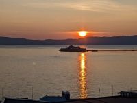Sonnenuntergang am Trondheimfjord hinter der Insel Munkholmen