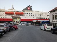 Hurtigruten legt in Molde neben unserem Hotel an 