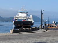 Fjordfähre legt an