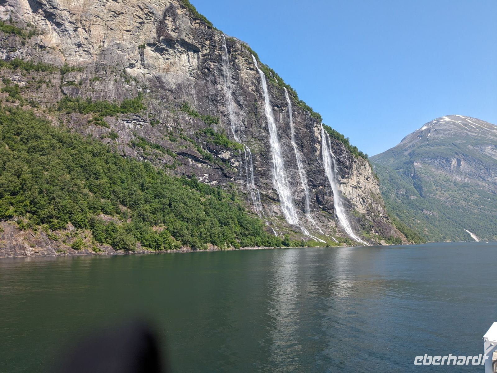 Fährschiff auf dem Geirangerfjord - Wasserfälle 