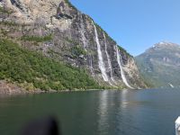 Fährschiff auf dem Geirangerfjord - Wasserfälle 