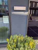 Das einzige winzige Schild, das auf unser Hotel in Bergen hindeutete...