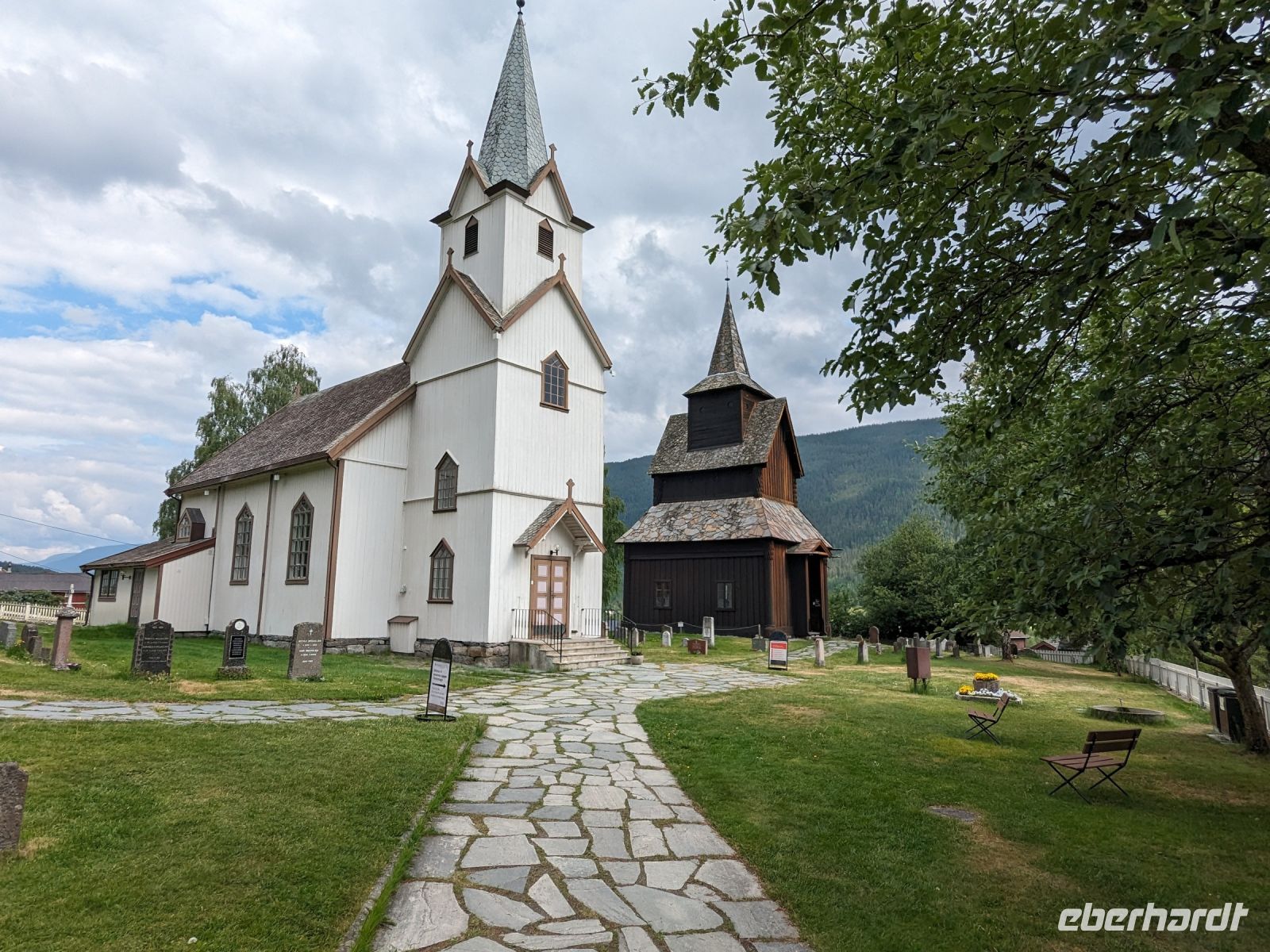 heutige Pfarrkirche und alte Stabkirche von Torpo