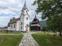heutige Pfarrkirche und alte Stabkirche von Torpo