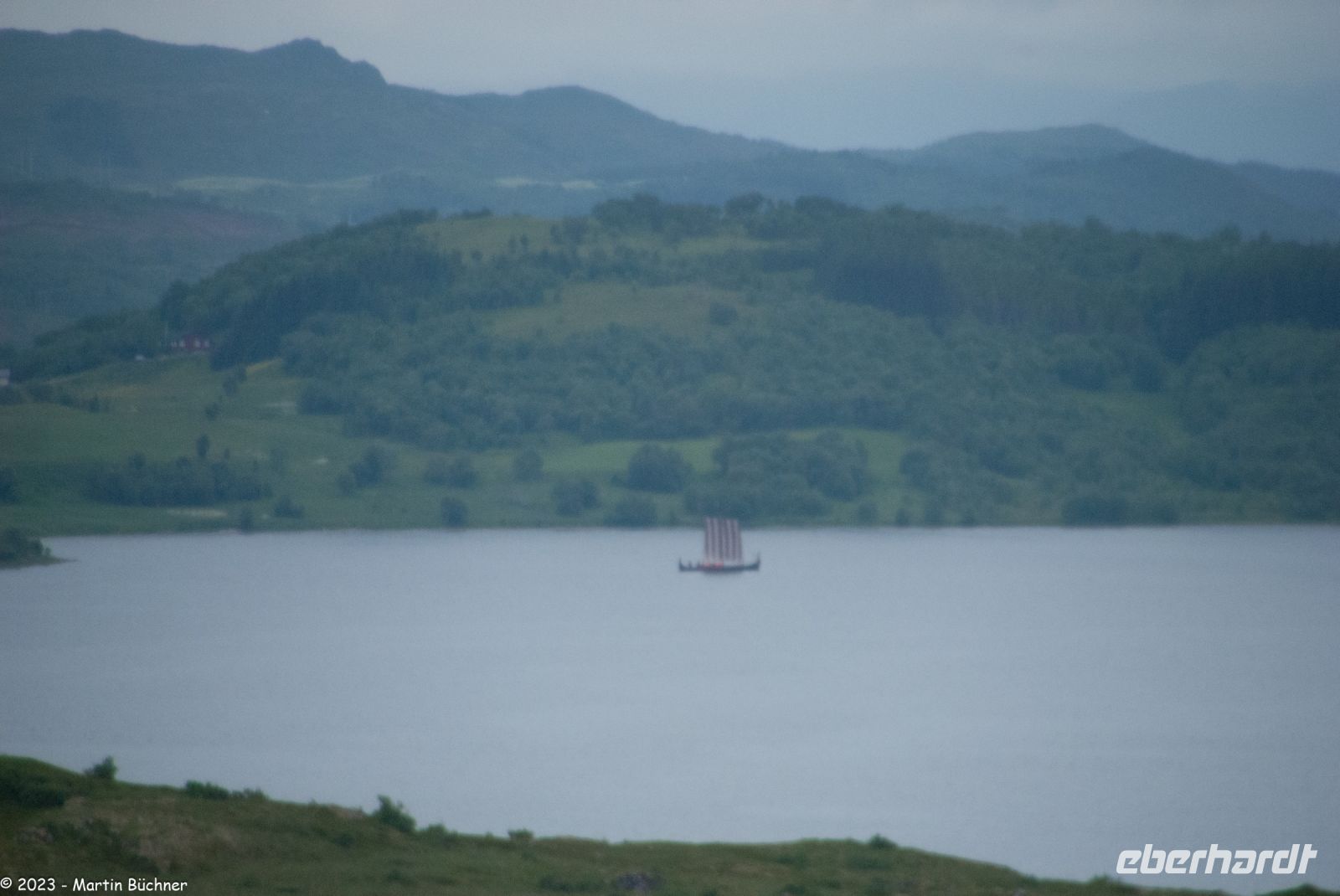 Wikingerschiff unter Segel im Fjord!