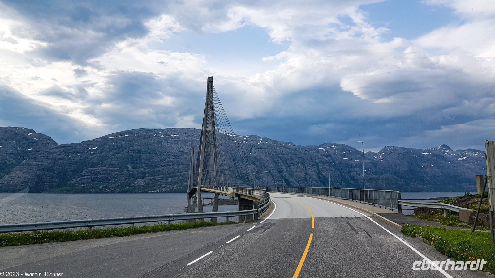Helgelands-Küstenbrücke über den Leirfjord auf die Insel Alsten (Sandnessjøen)