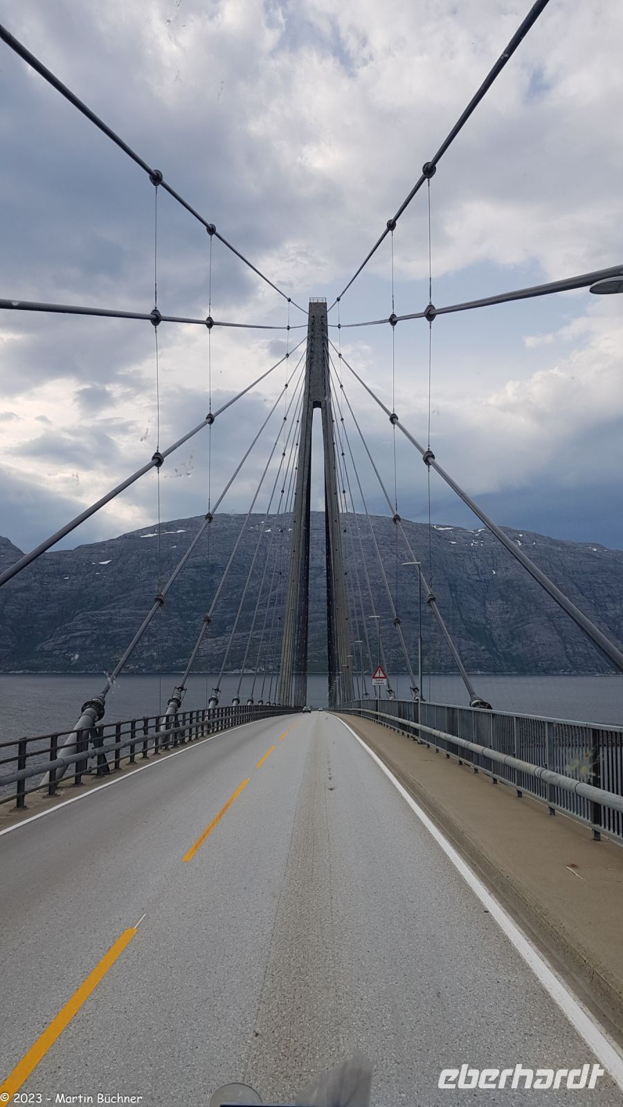 Helgelands-Küstenbrücke über den Leirfjord auf die Insel Alsten (Sandnessjøen)