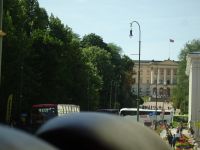 Oslo - Vorbeifahrt am Königspalast mit Reiterstatue König Karl Johan