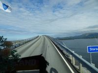 ...die Storseisundbrücke (Länge: 260 m, lichte Höhe: 23 m)...