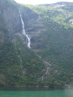 ... verlassene Höfe mit Wasserfall...