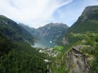 Geiranger - Fotostopp mit Skywalk oberhalb des Ortes...